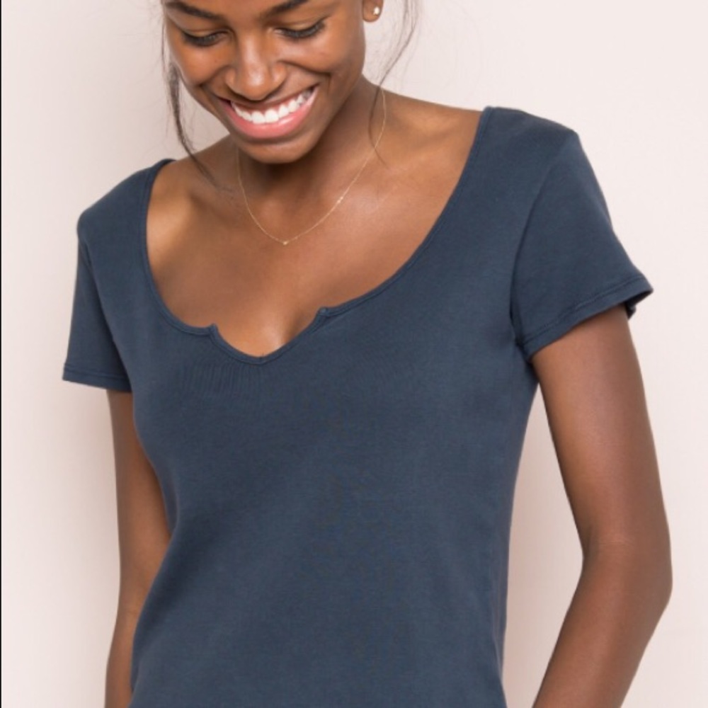 BRANDY MELVILLE V NECK TOP